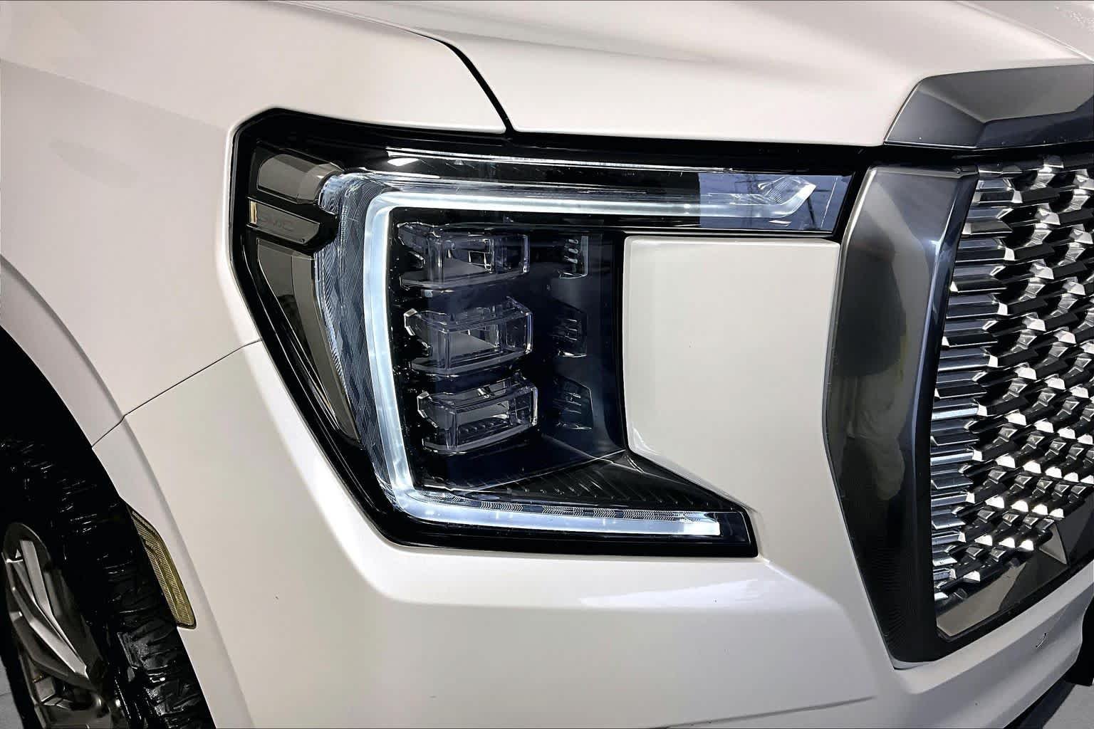 Used 2021 White Frost Tricoat GMC Denali image 27