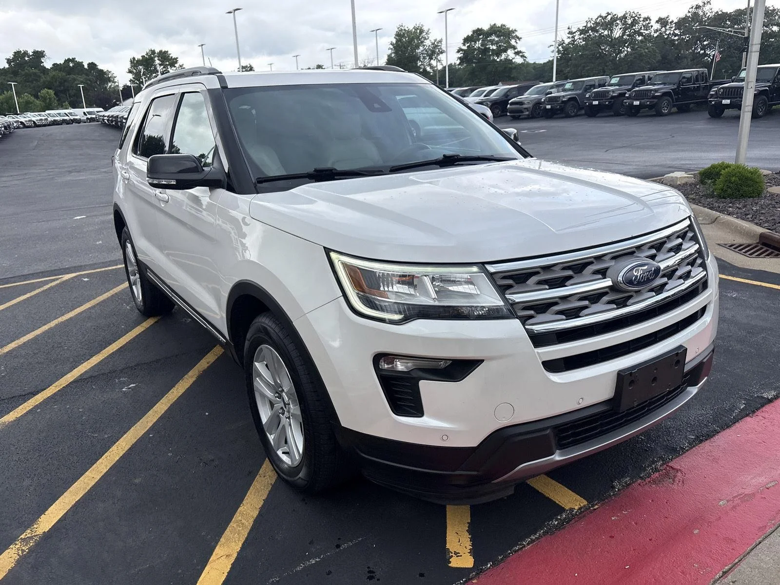 Used 2018 White Platinum Metallic Tri-Coat Ford XLT image 3