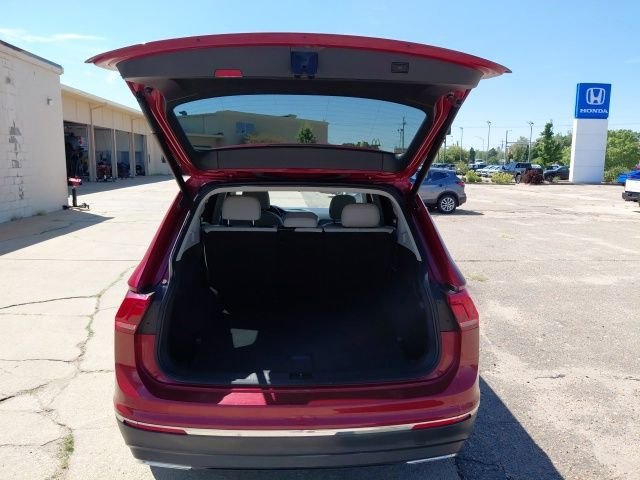 Used 2018 Cardinal Red Metallic Volkswagen 2.0T SEL image 34