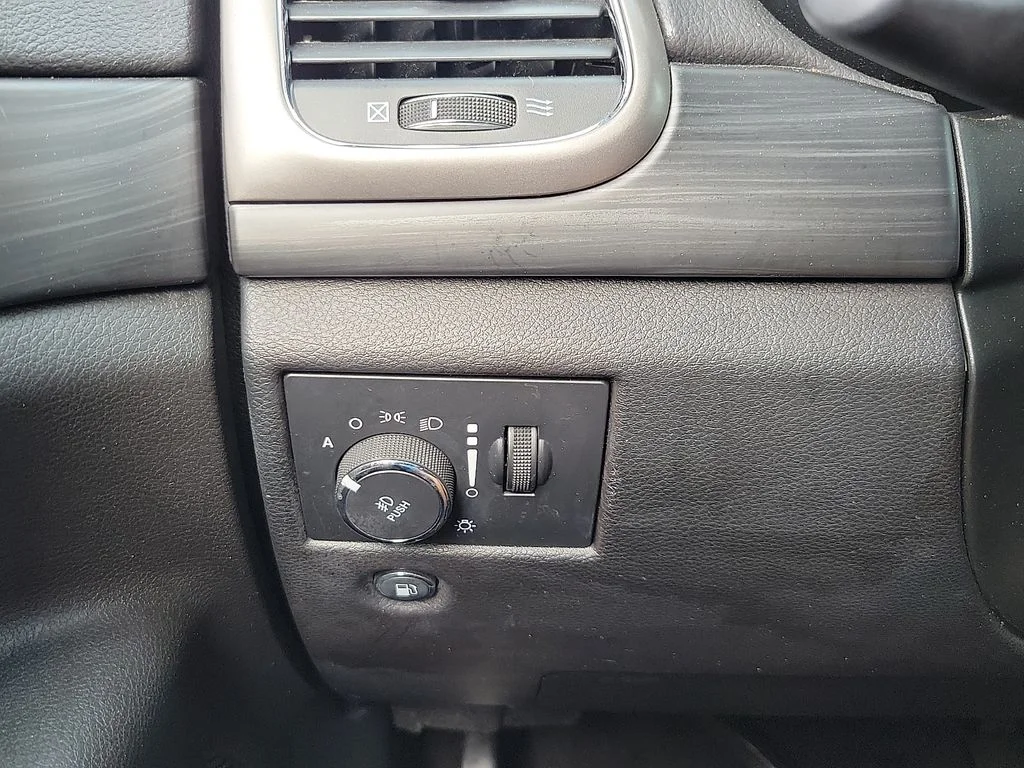Used 2020 Gray Jeep Laredo E image 14