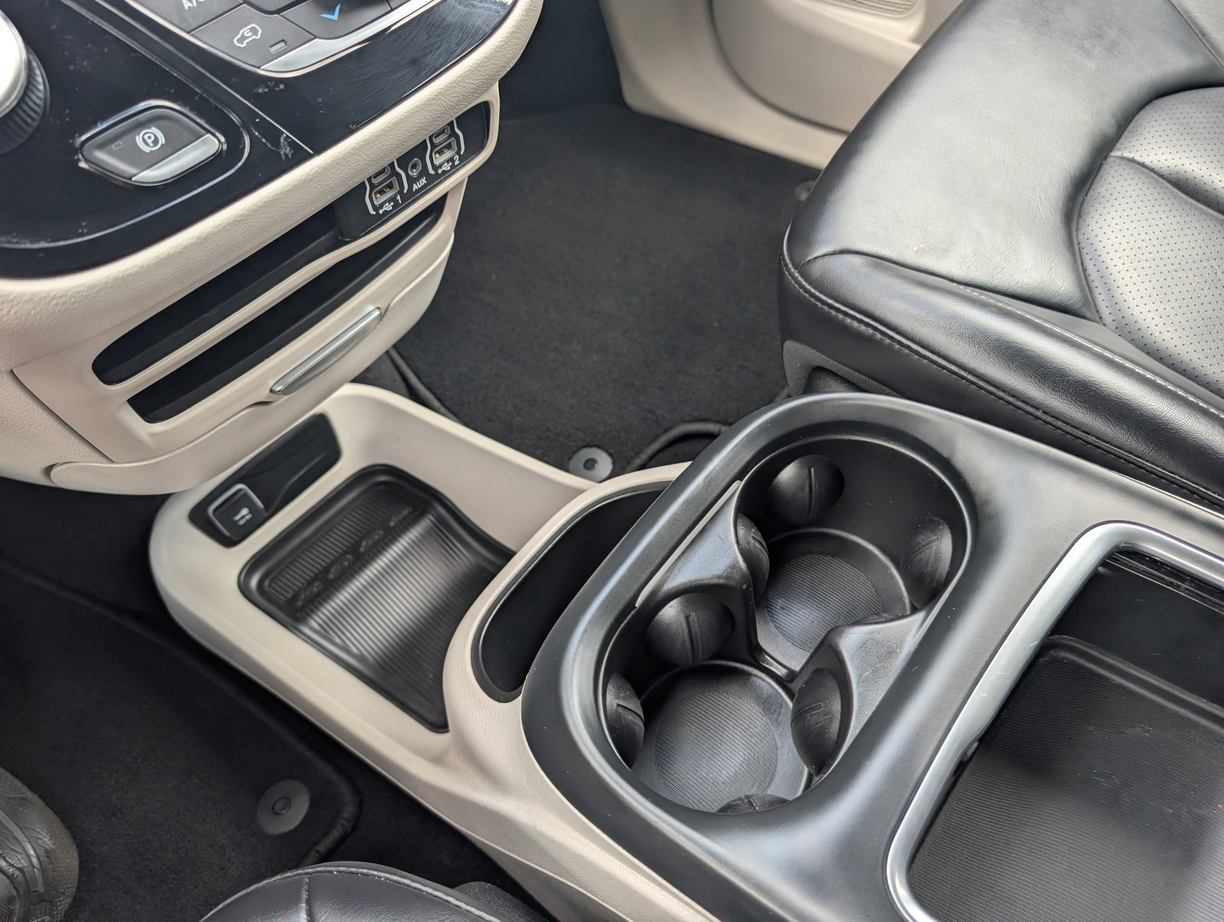 Used 2023 Silver Mist Clearcoat Chrysler Touring L image 25