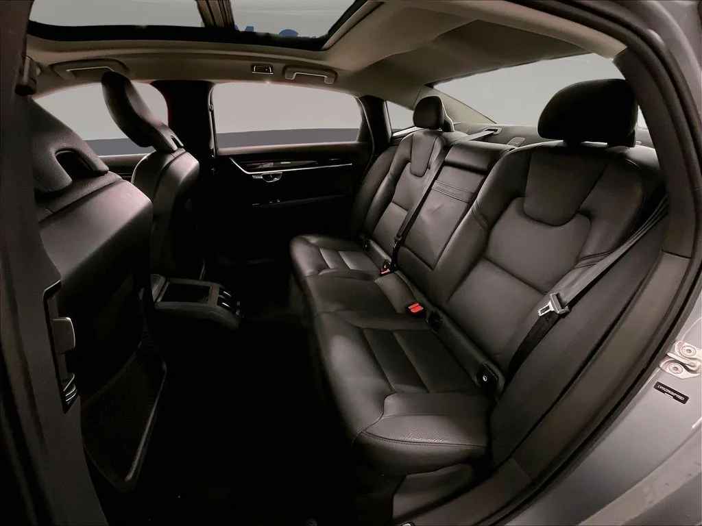 Used 2019 Gray Volvo T6 Momentum image 30