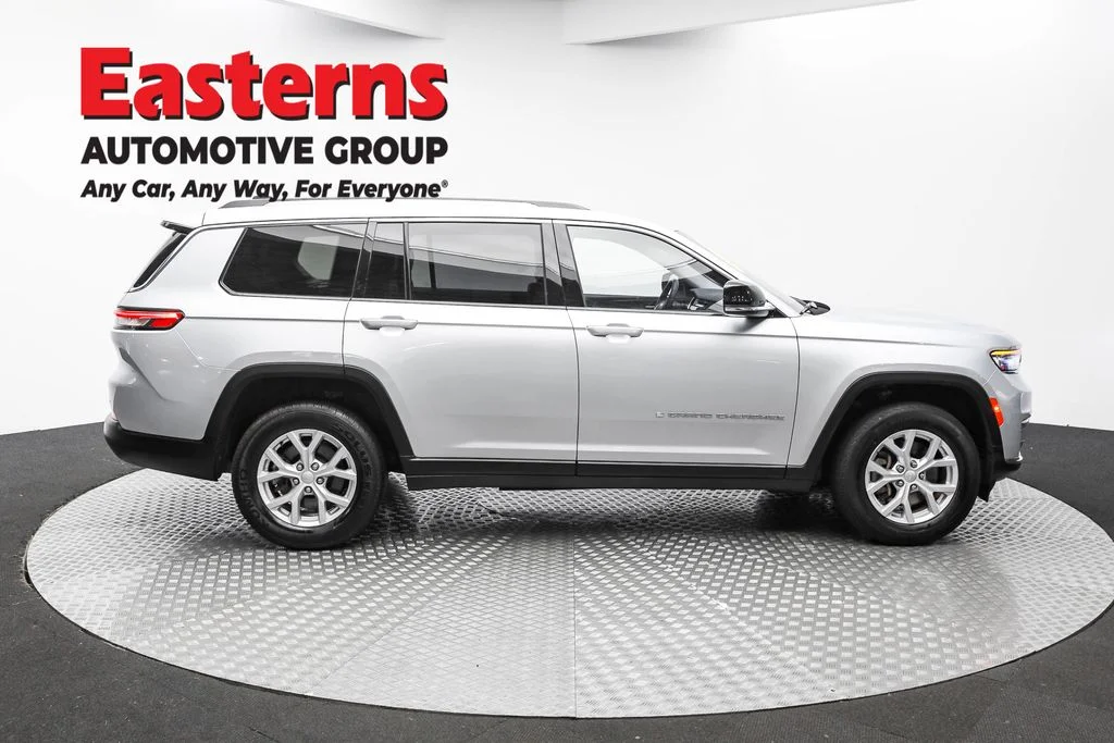 Used 2023 Silver Jeep Limited image 4