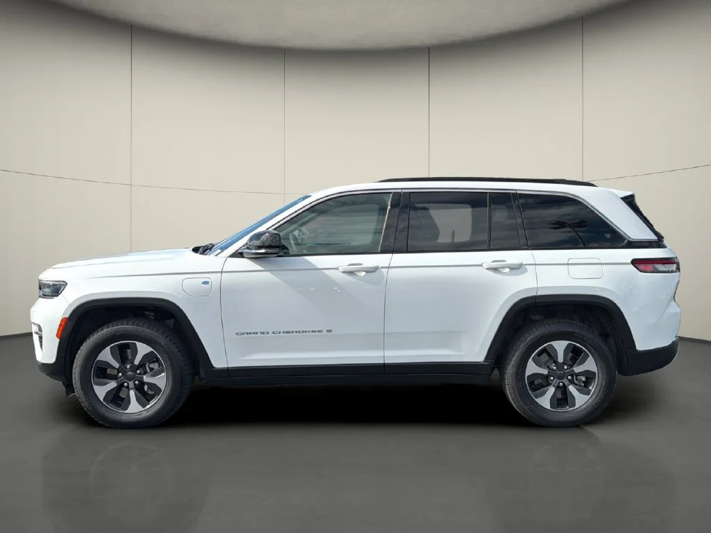 Used 2024 White Jeep LIMI image 4