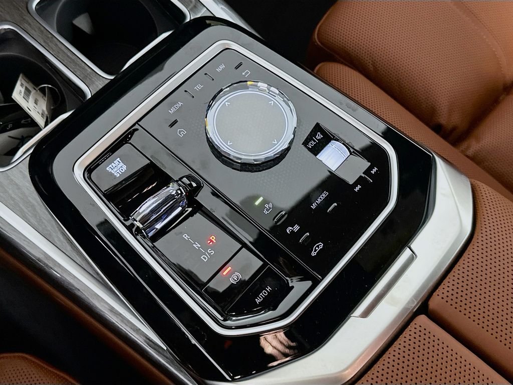 2025 BMW 7 Series 750e - Photo 15