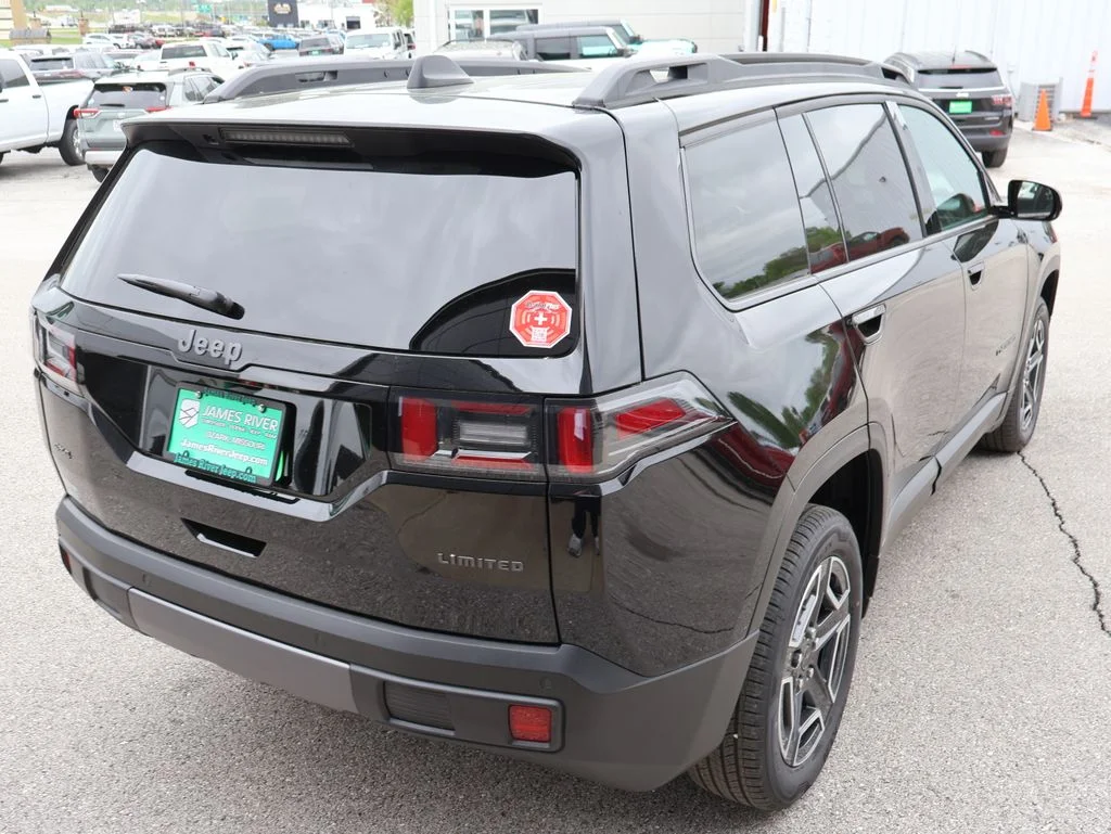 New 2026 Diamond Black Crystal Pearl-Coat Exterior Paint Jeep Limited image 5