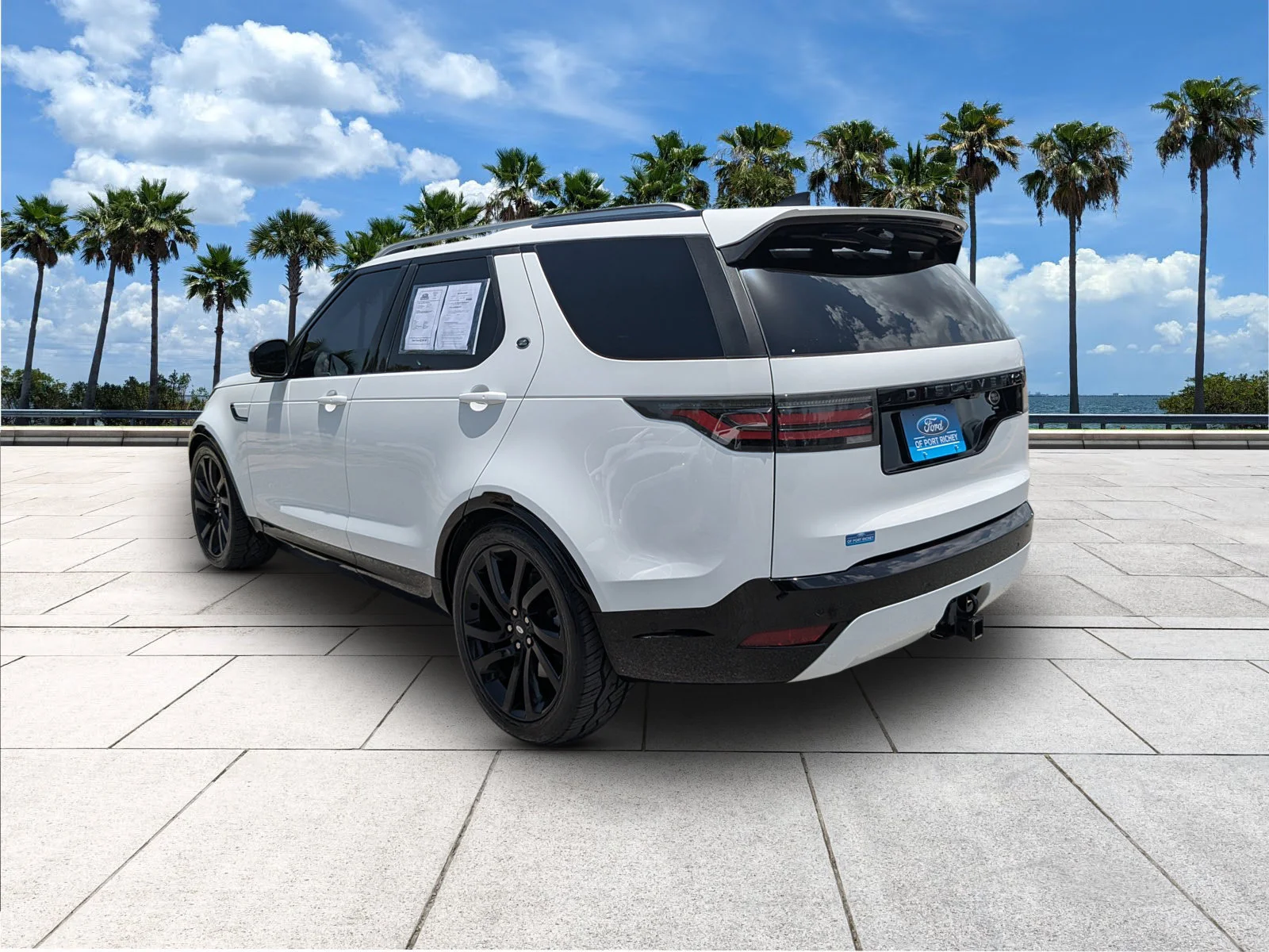 Used 2021 Fuji White Land Rover S R-Dynamic image 6