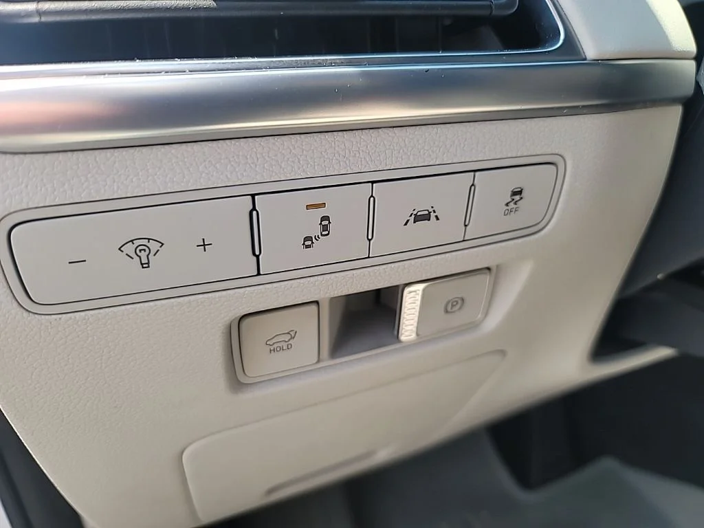Used 2022 White Hyundai Calligraphy image 11