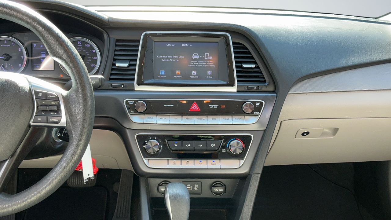 Used 2018 Silver Hyundai SE image 8