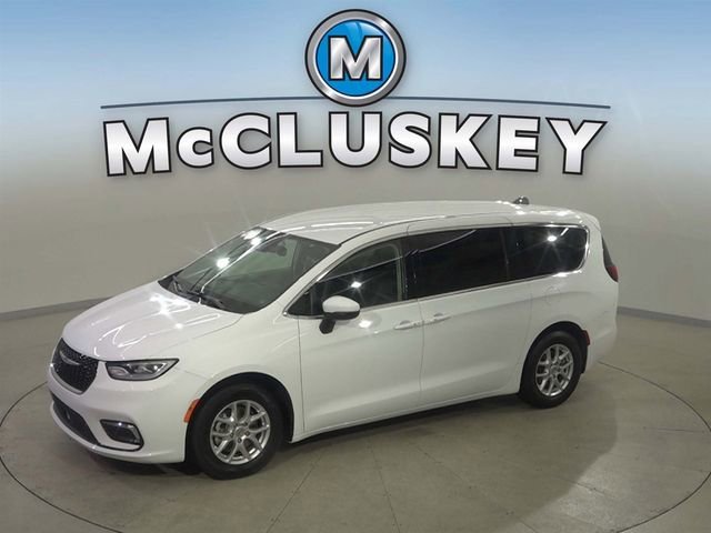 2023 Chrysler Pacifica Touring L's photo
