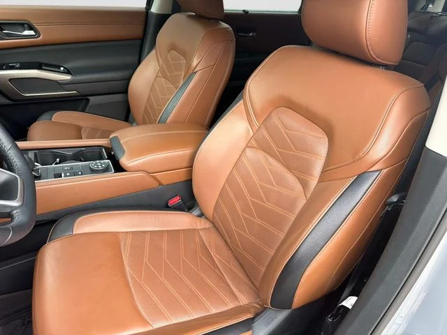 Used 2023 Gray Nissan Platinum image 18