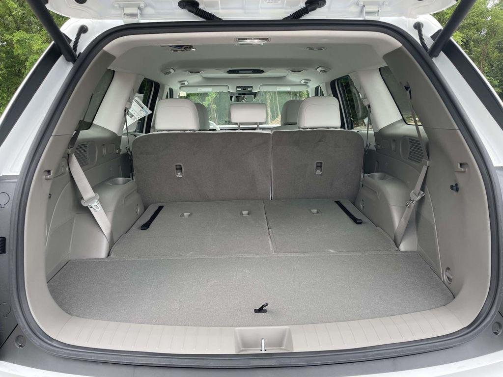 New 2026 White Hyundai SEL Premium 8P image 8