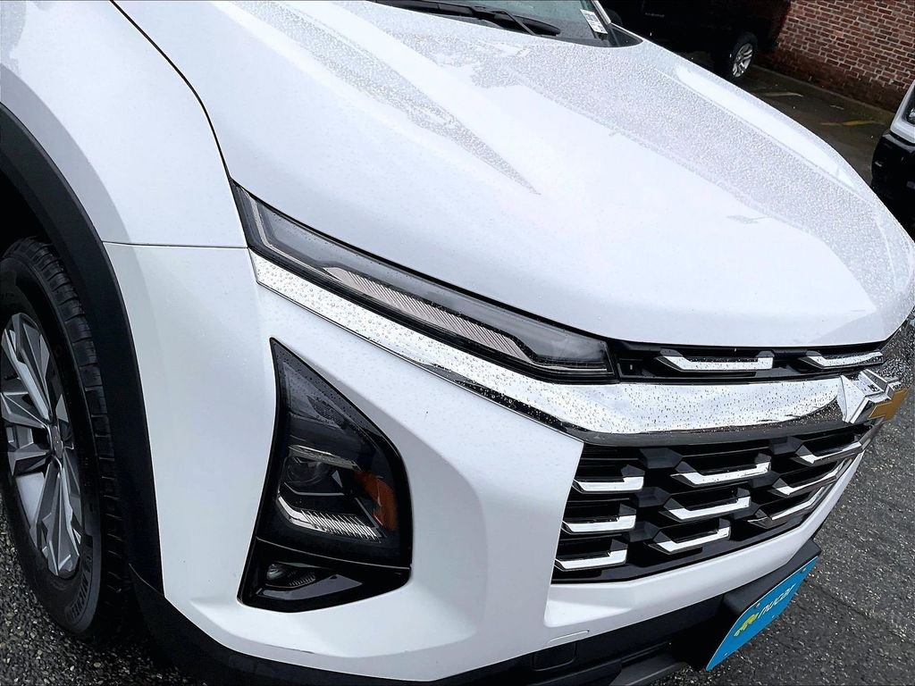 Used 2025 White Chevrolet LT image 31