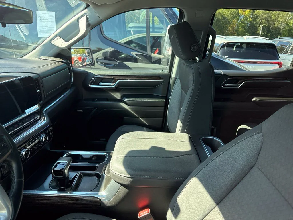 Used 2024 White GMC Elevation image 4