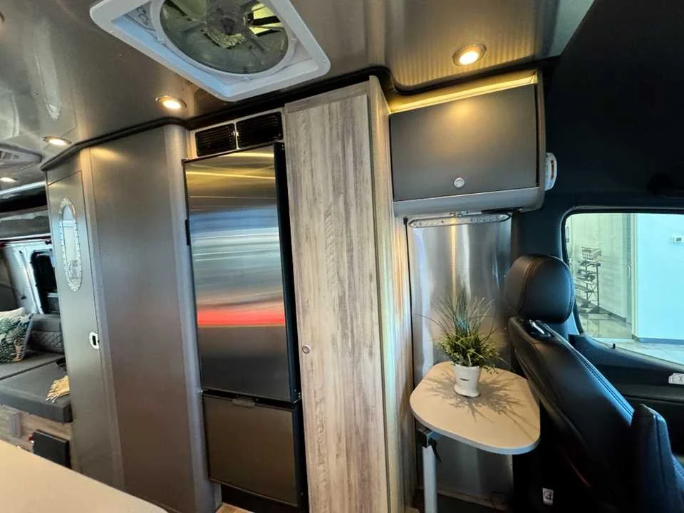 Used 2024 SILVER AIRSTREAM  image 30