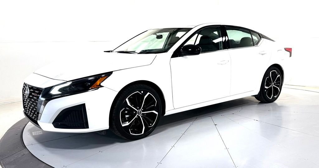 2024 Nissan Altima SR - Photo 8