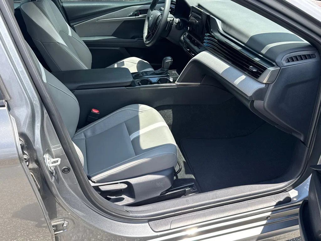 Used 2025  Toyota SE image 13