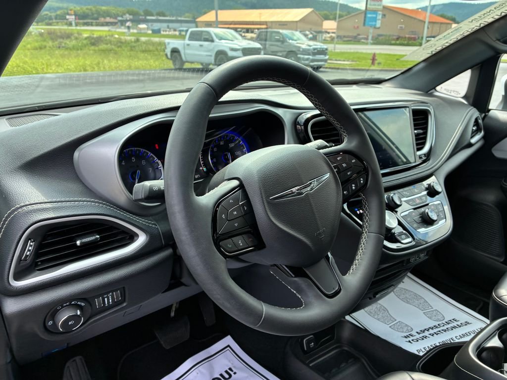 Used 2023 White Chrysler Touring L image 11