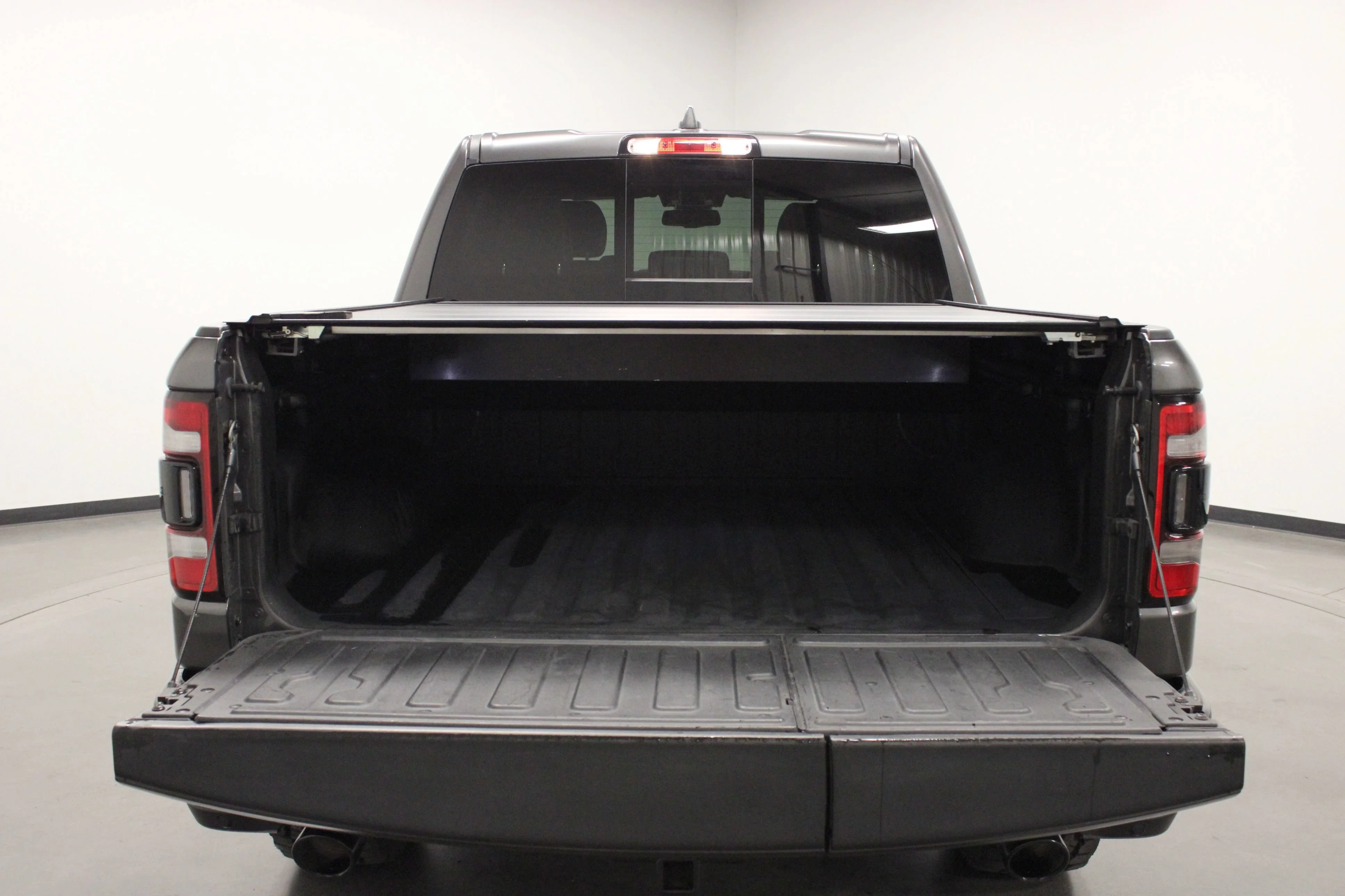 Used 2020 Granite Crystal Metallic Clearcoat Ram Laramie image 14