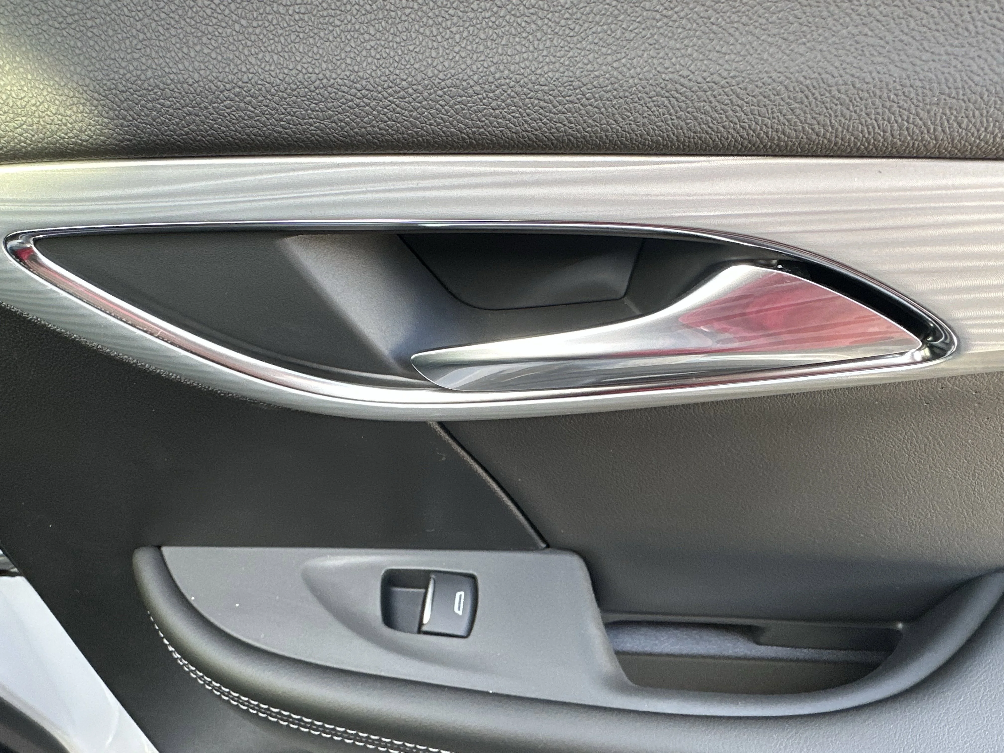 New 2026 Iridescent White Tricoat Buick Avenir image 22