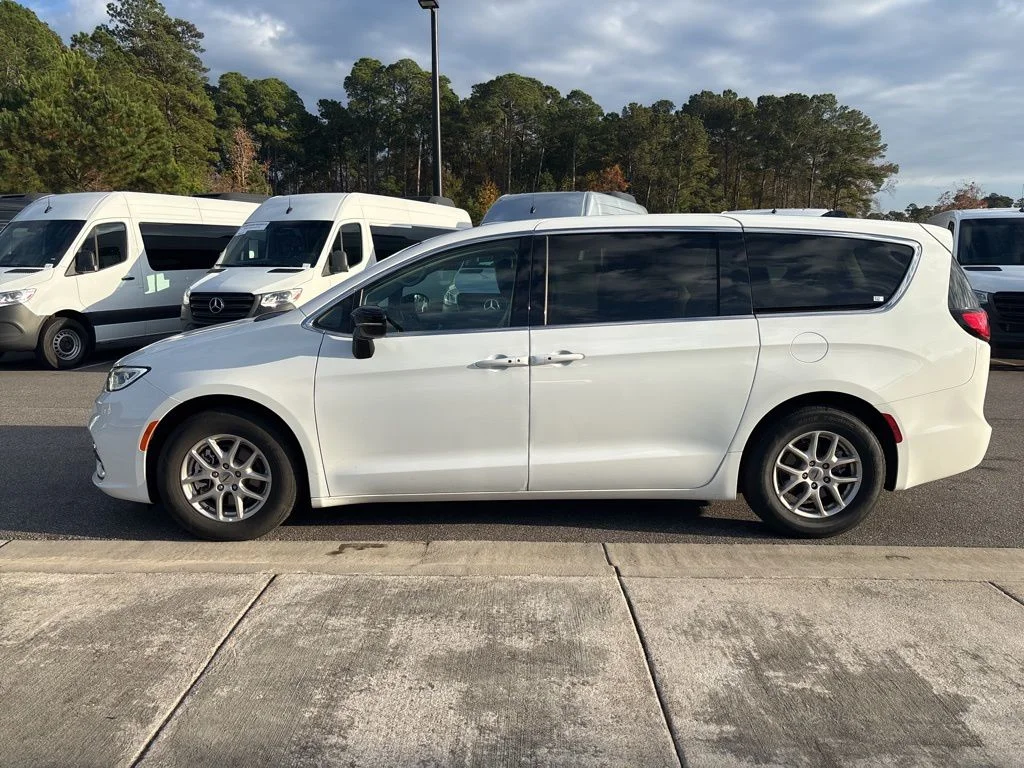 2024 Chrysler Pacifica Touring L's photo