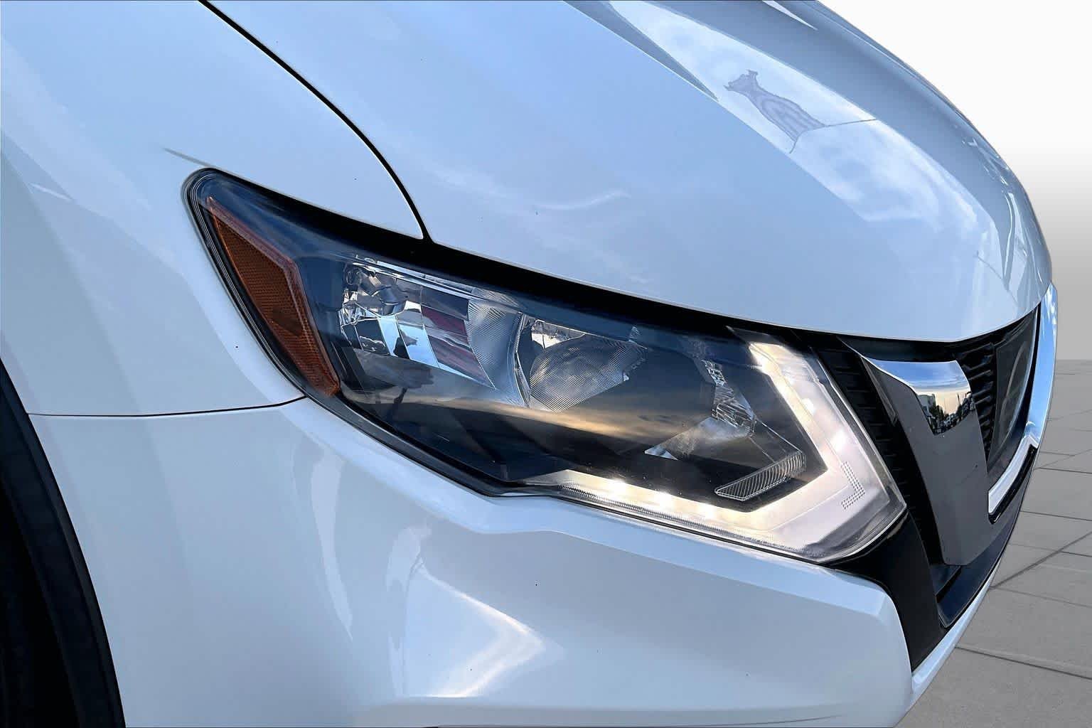 Used 2017 Glacier White Nissan S image 26