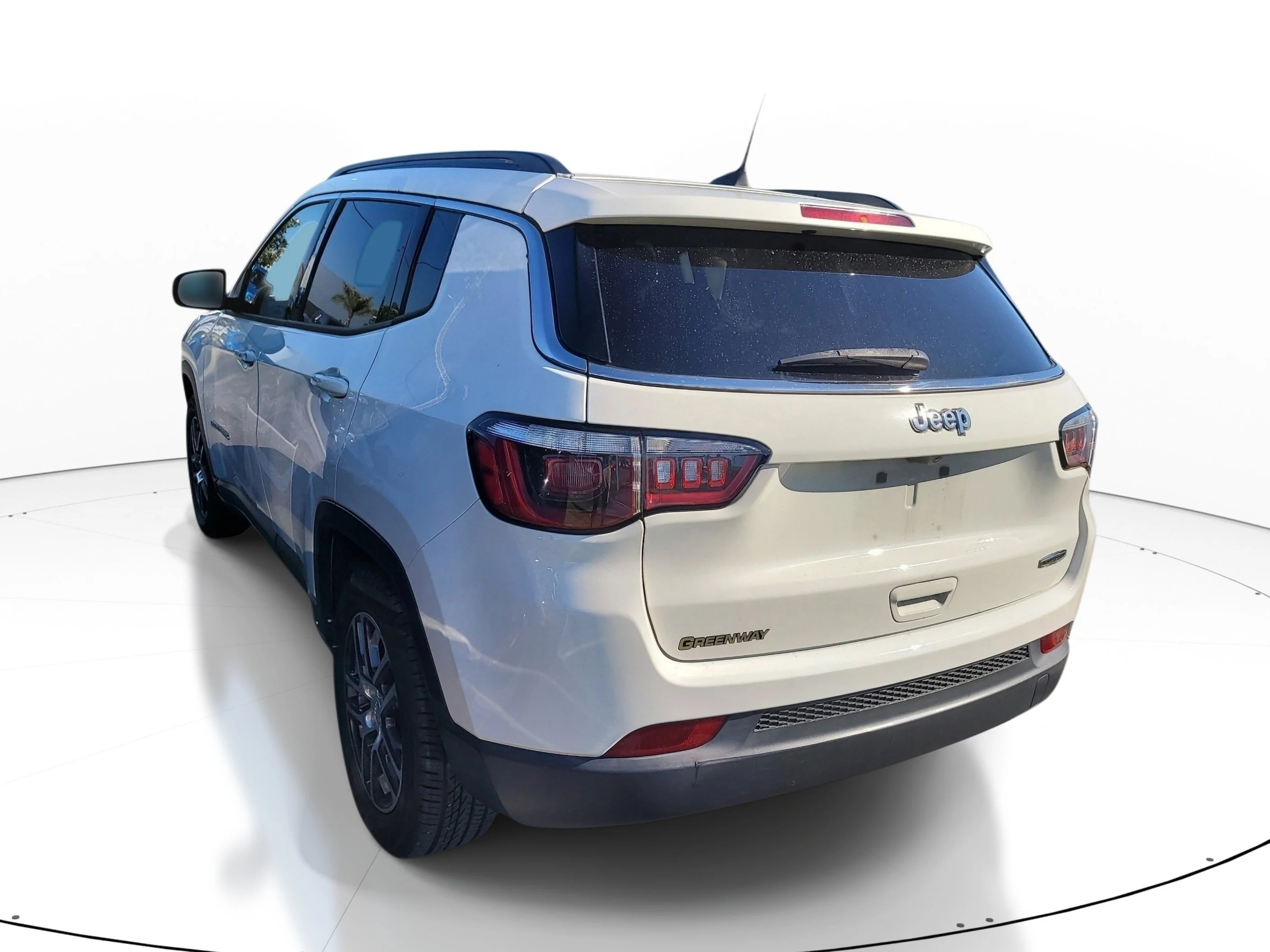 Used 2018 White Clearcoat Jeep Latitude image 4