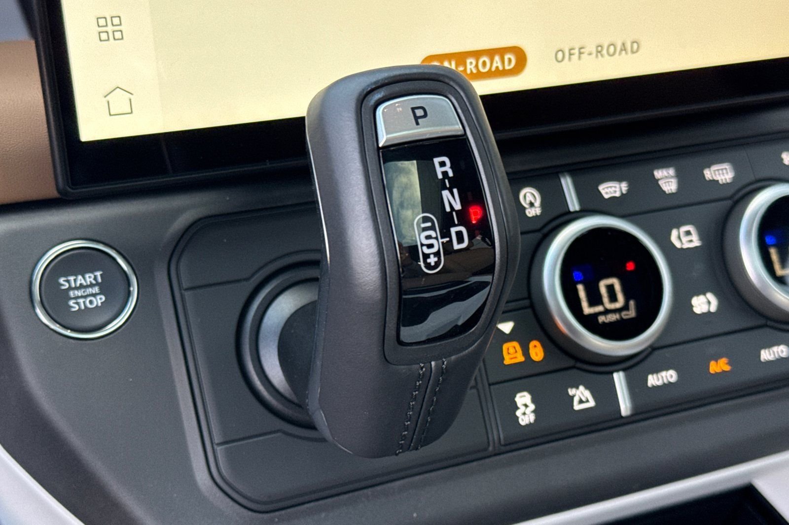 2026 Land Rover Defender X-Dynamic SE - Photo 25