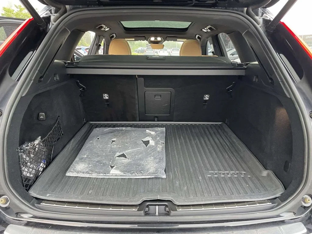 Used 2023 Onyx Black Metallic Volvo Ultimate Bright Theme image 30