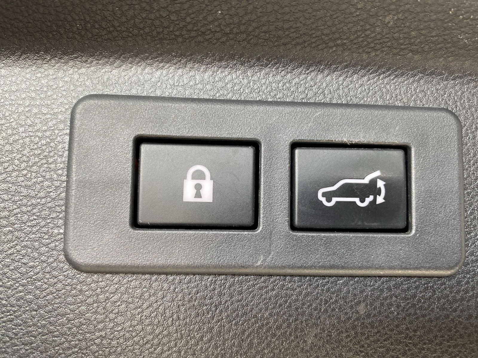 Used 2019 Crystal White Pearl Subaru Limited image 8