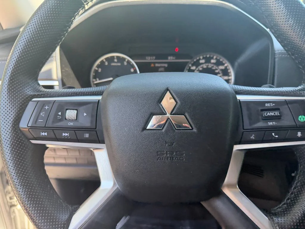Used 2024  Mitsubishi SE Black Edition image 24