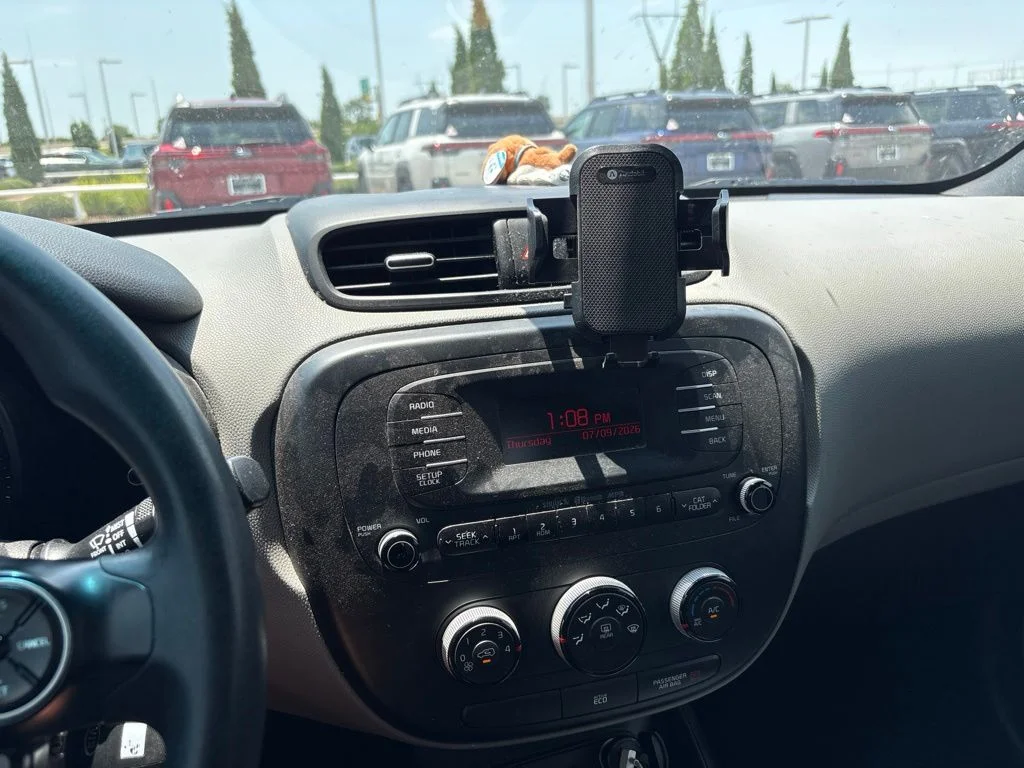 Used 2015 White Kia Base image 3