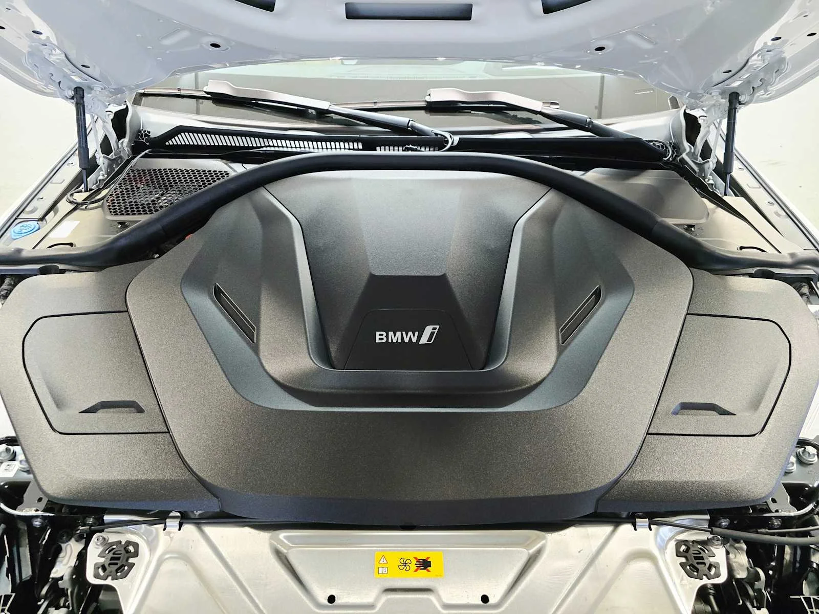 New 2026 Mineral White Metallic BMW xDrive40 image 9