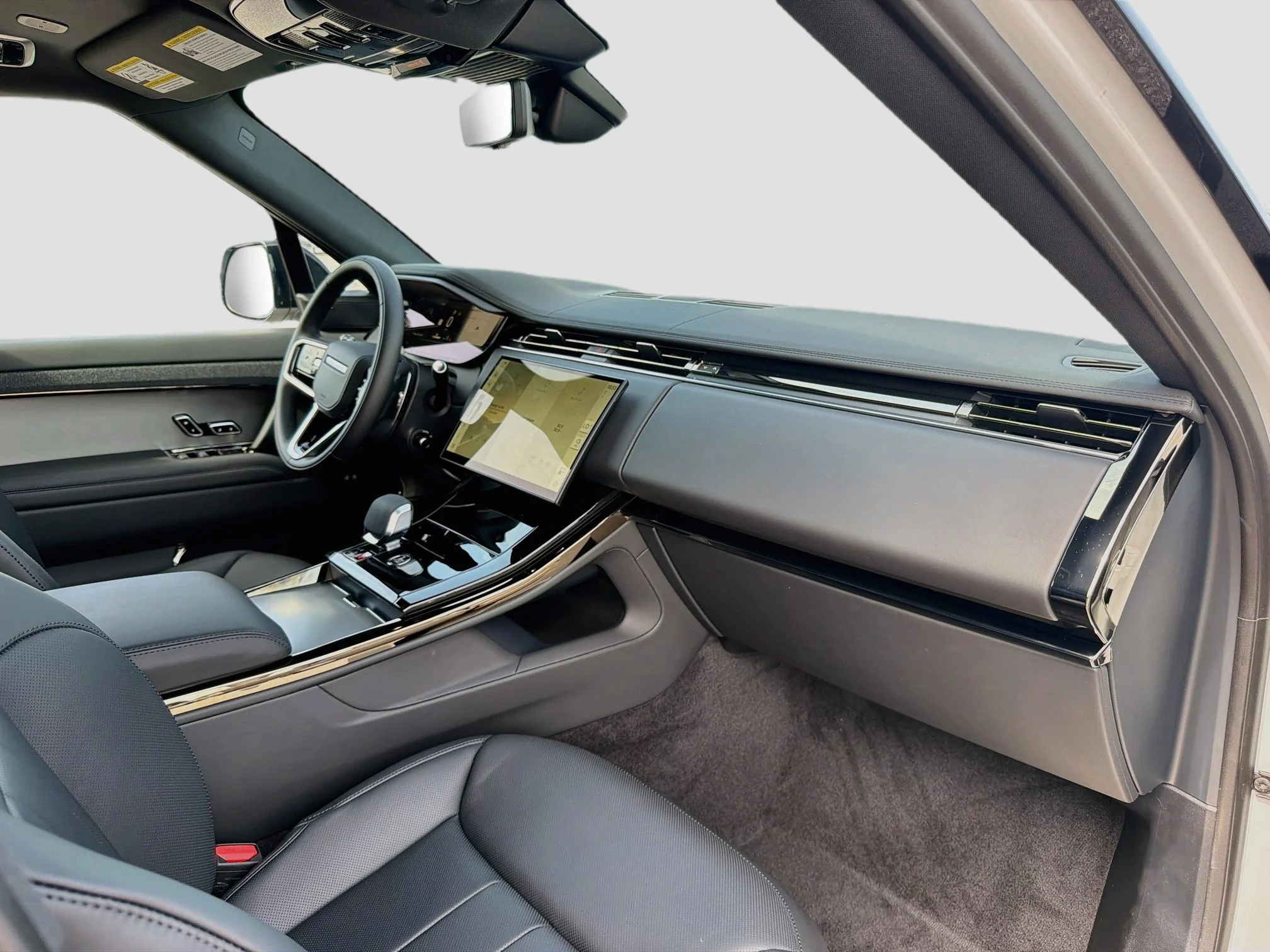 New 2026 Borasco Grey Land Rover SE image 15