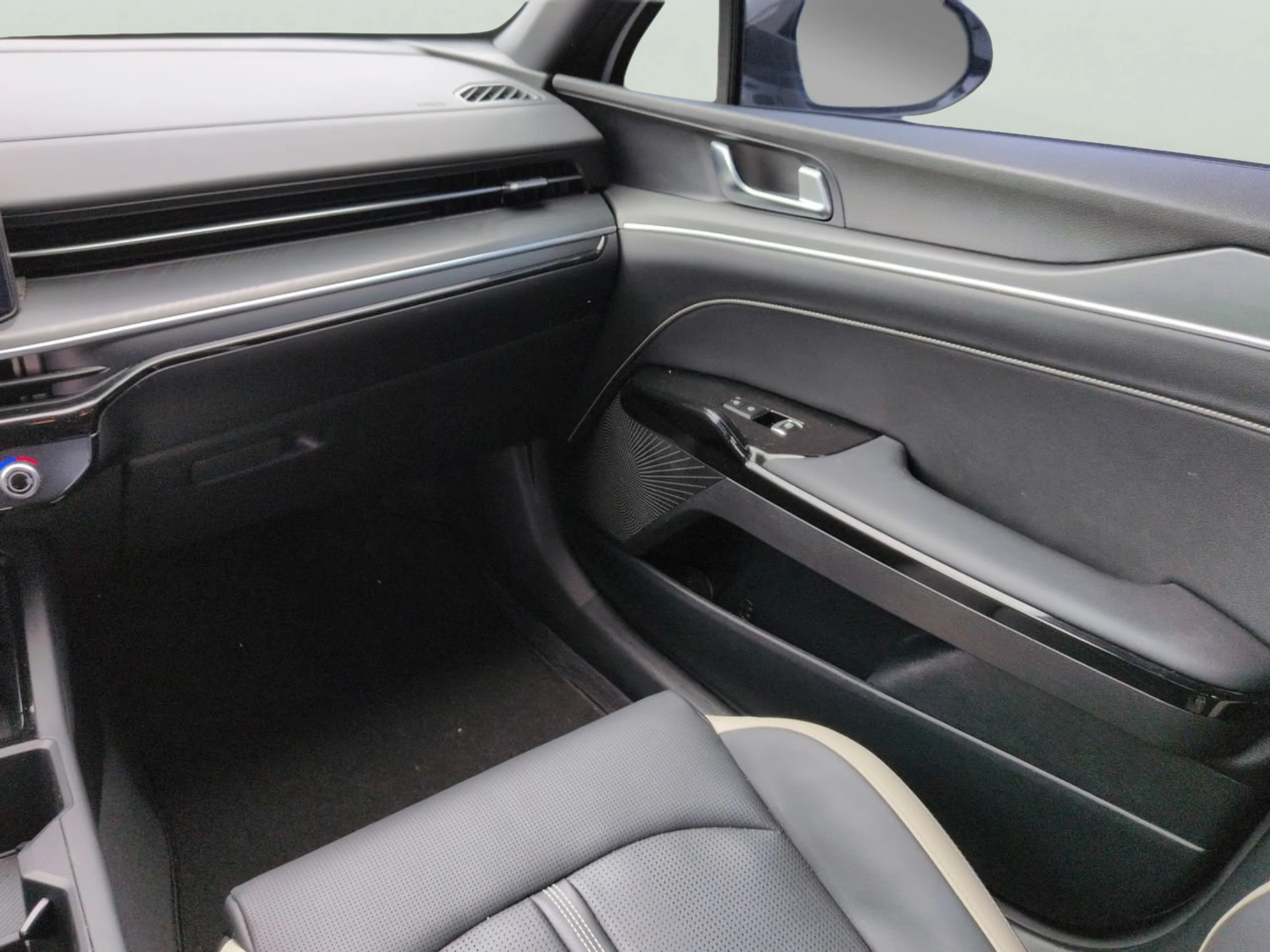 Used 2025 Snow White Pearl Kia GT-Line image 14
