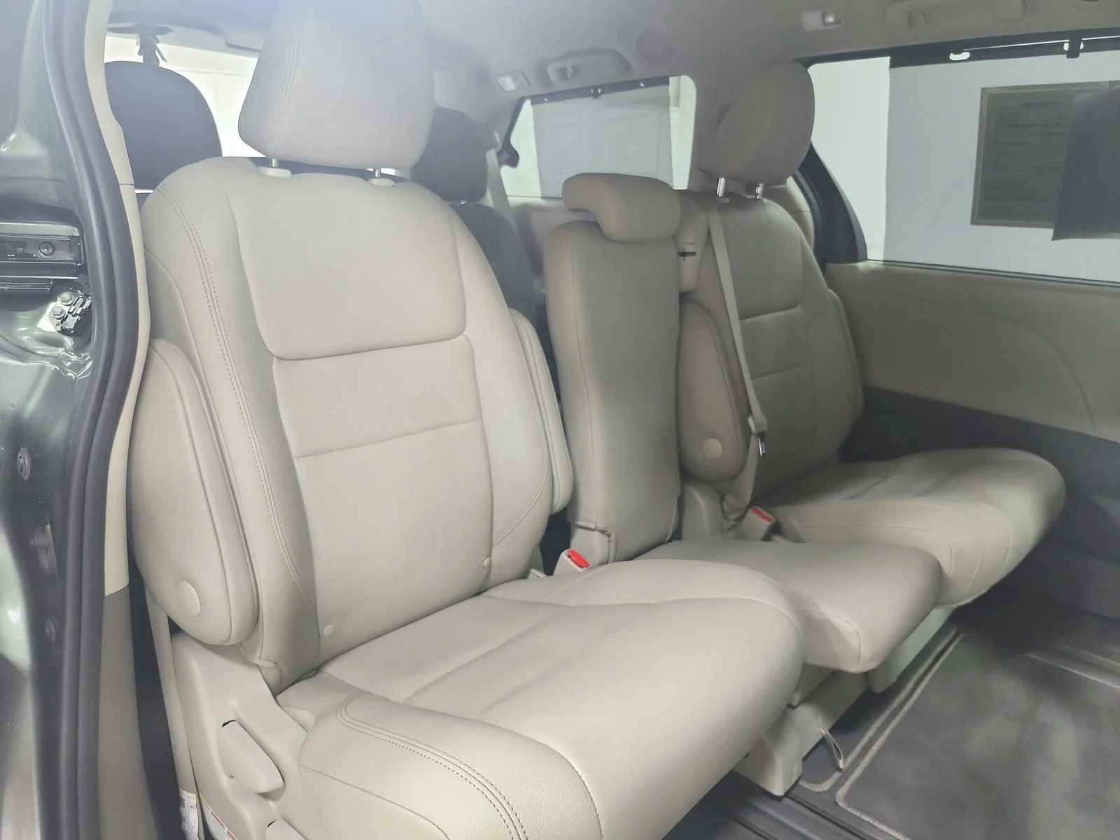 Used 2020 Green Toyota XLE Premium image 45