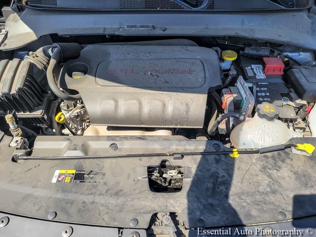 Used 2022 Billet Silver Metallic Jeep Latitude image 19