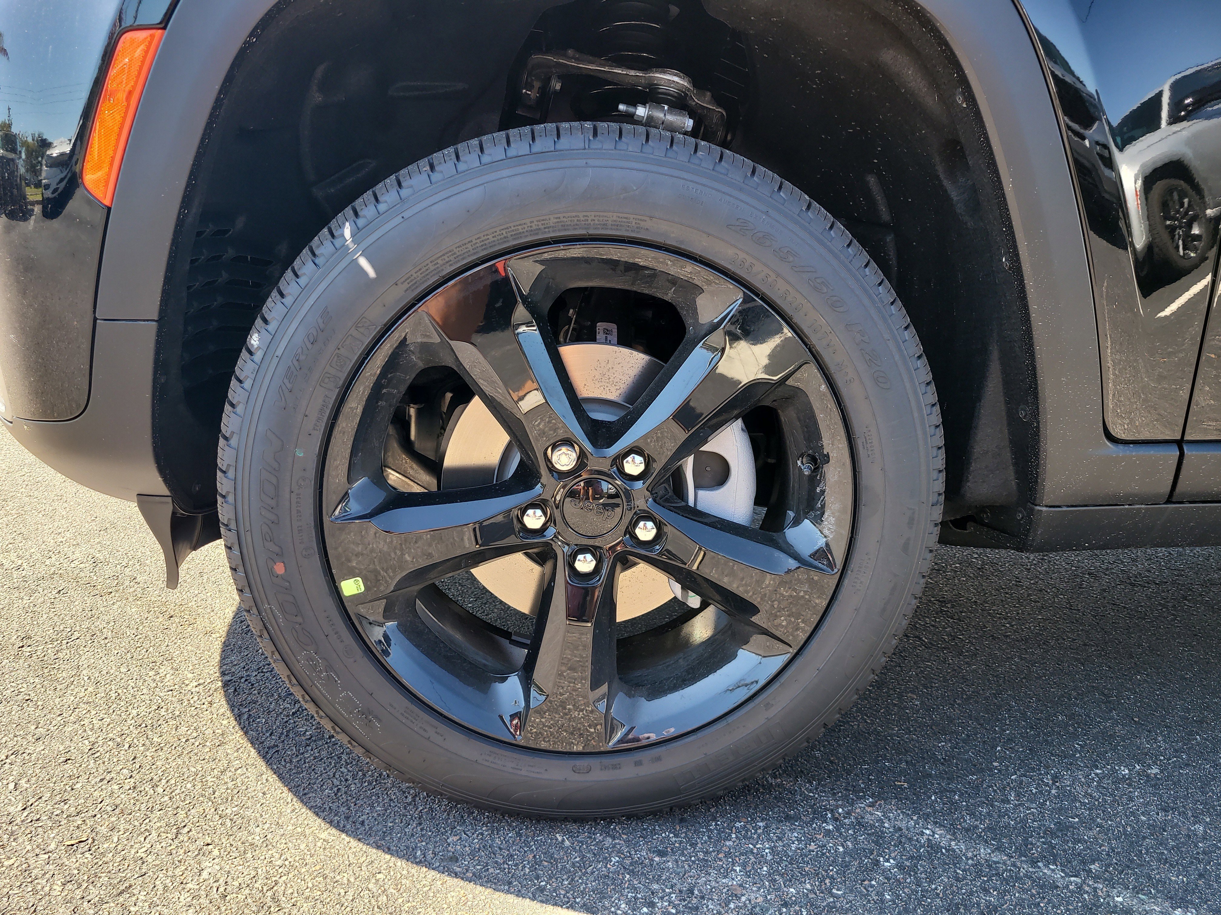 New 2026 Diamond Black Crystal Pearl-Coat Exterior Paint Jeep Limited image 10