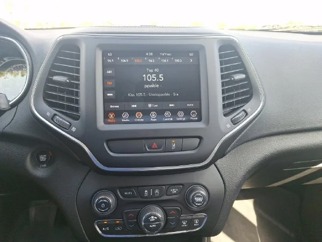Used 2022 White Jeep Latitude Lux image 18