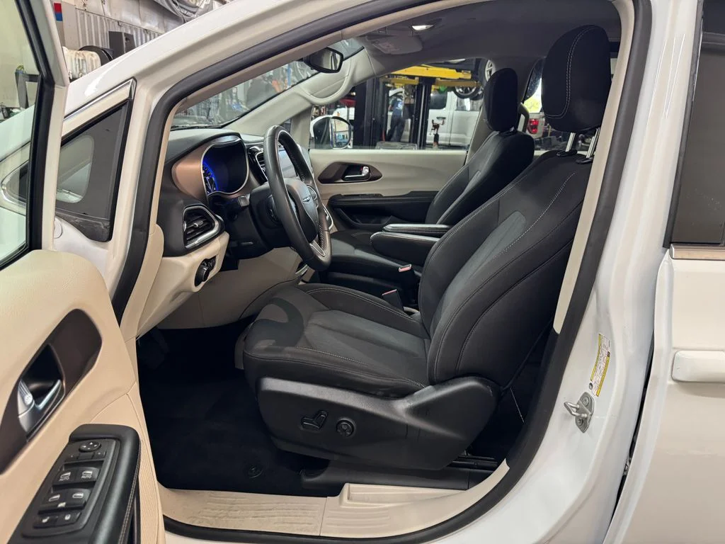 Used 2023 White Chrysler LX image 17