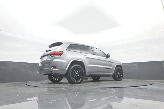 Used 2020 Silver Jeep Altitude image 41