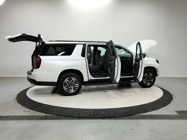 Used 2025 Iridescent Pearl Tricoat Chevrolet Z71 image 17