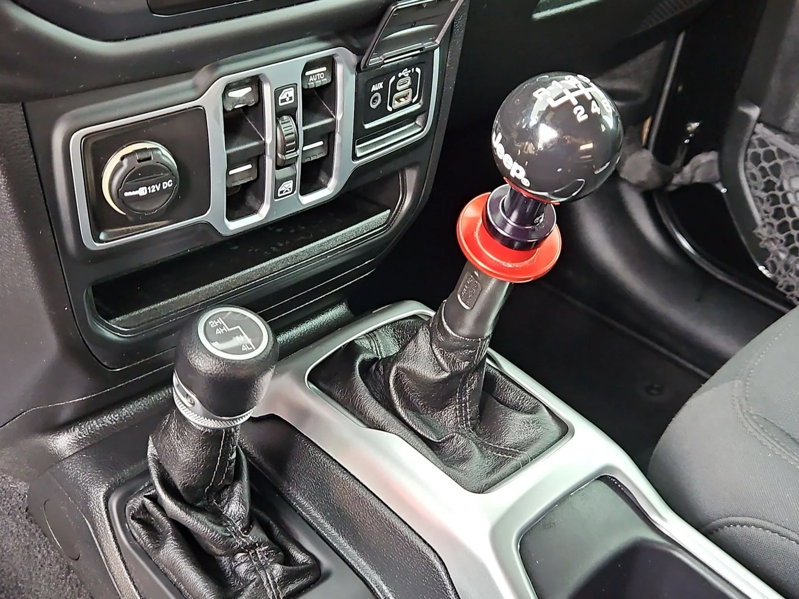 Used 2018 Black Clearcoat Jeep Sport S image 11