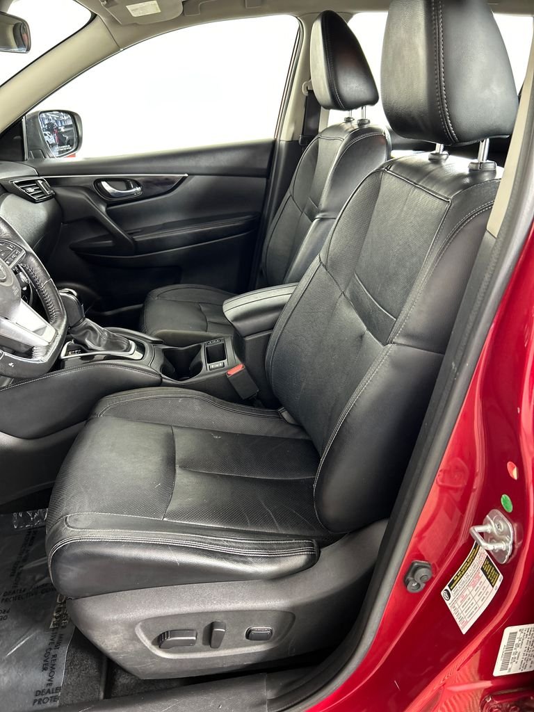 Used 2018 Red Nissan SL image 12