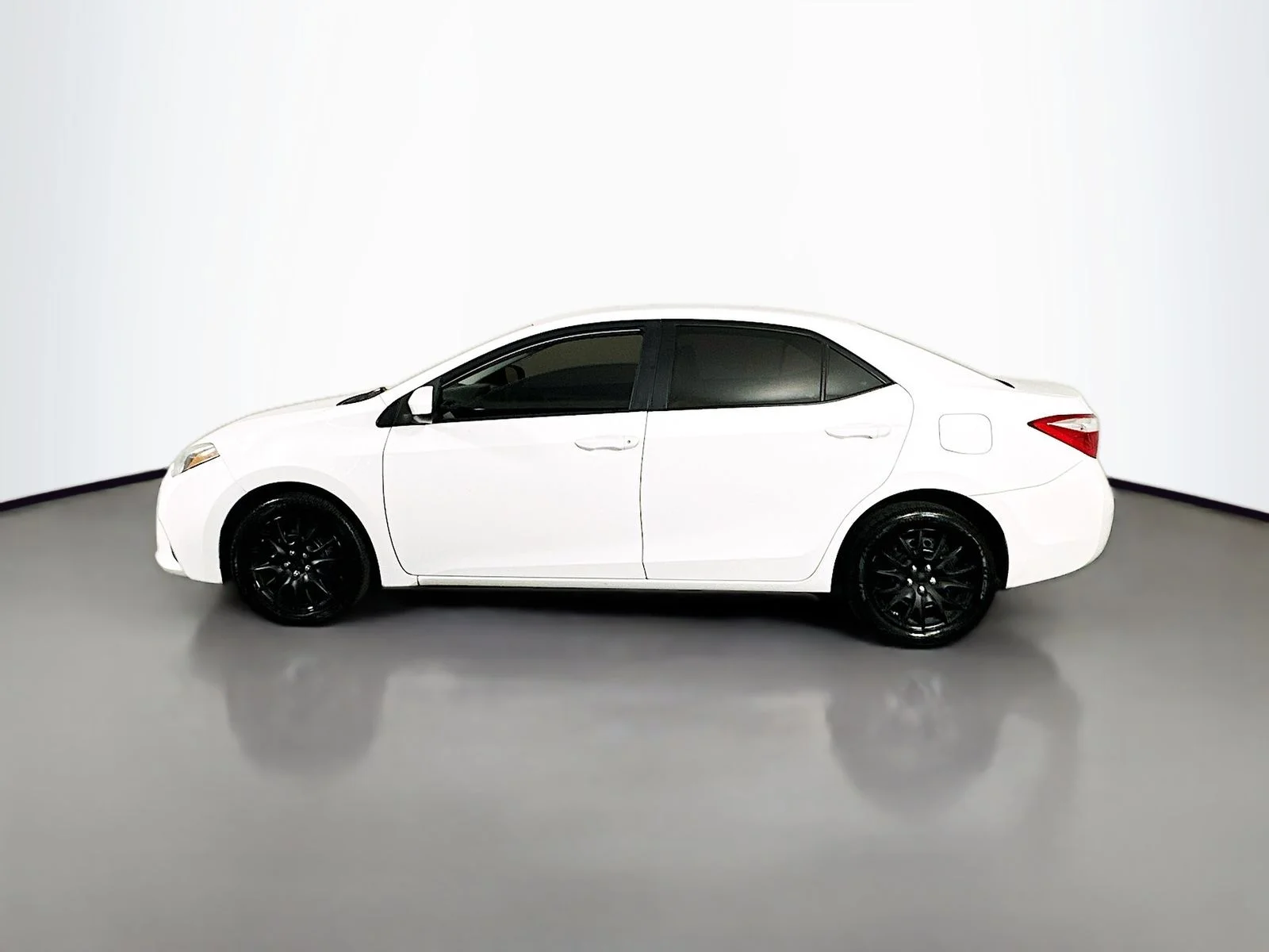 Used 2015 Super White Toyota LE image 5