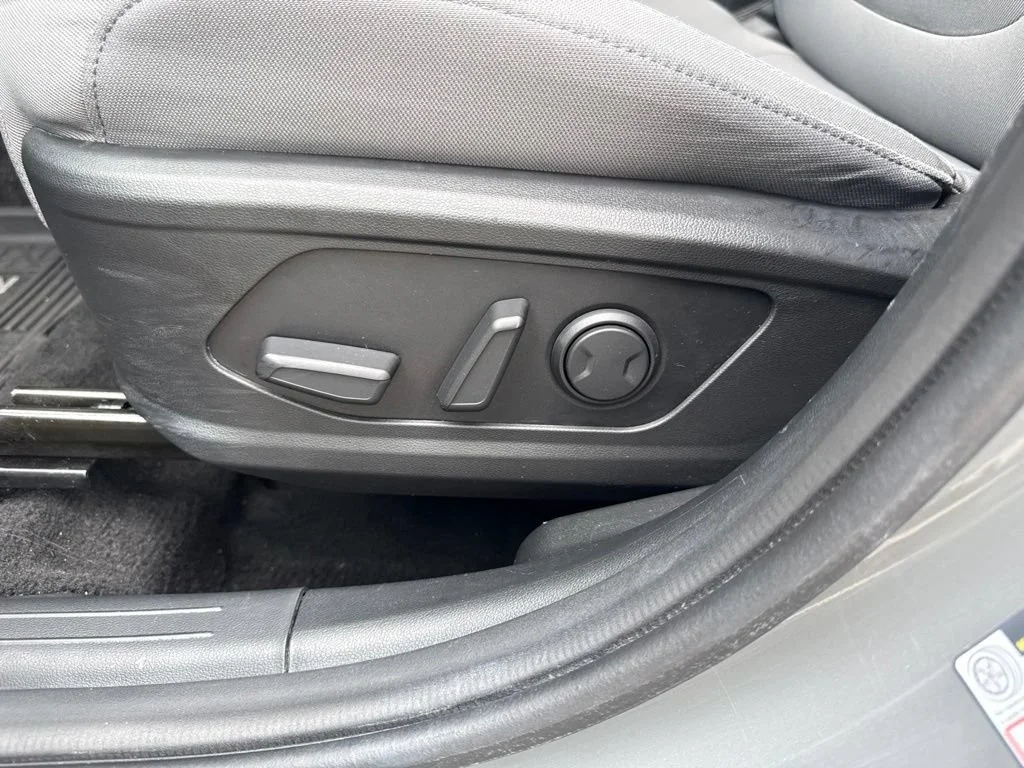 Used 2023  Hyundai SEL Premium image 11