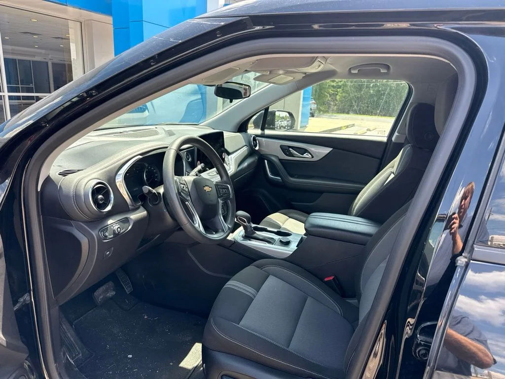 Used 2025 Black Chevrolet LT image 5