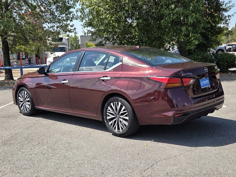 Used 2025 Garnet Pearl NISSAN 2.5 SV image 3