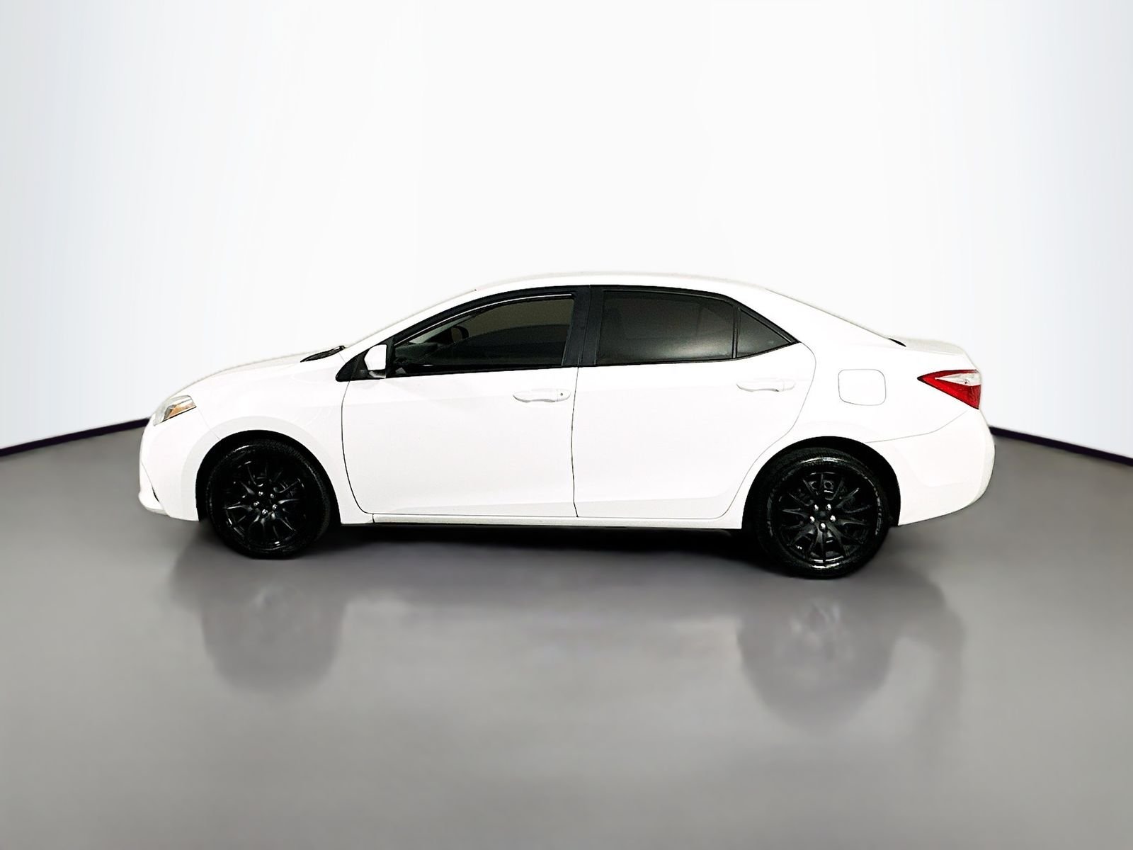 Used 2015 Super White Toyota LE image 5