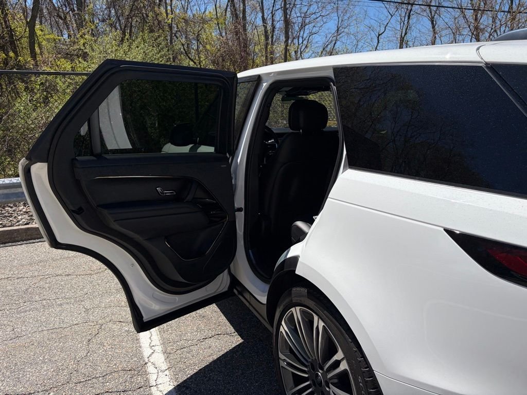 Used 2023 White Land Rover SE image 12